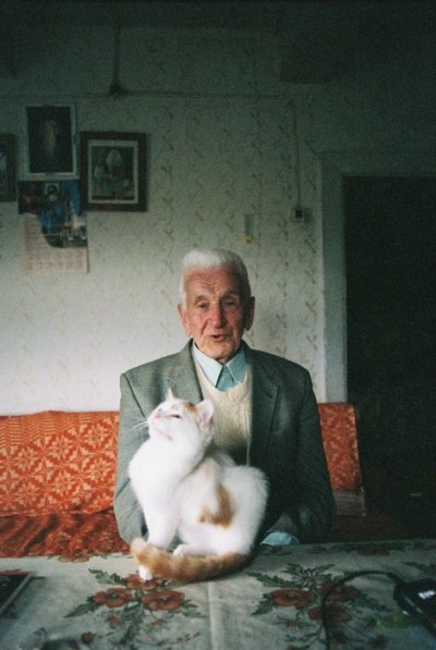 Stefan Supranowicz w domu z kotem